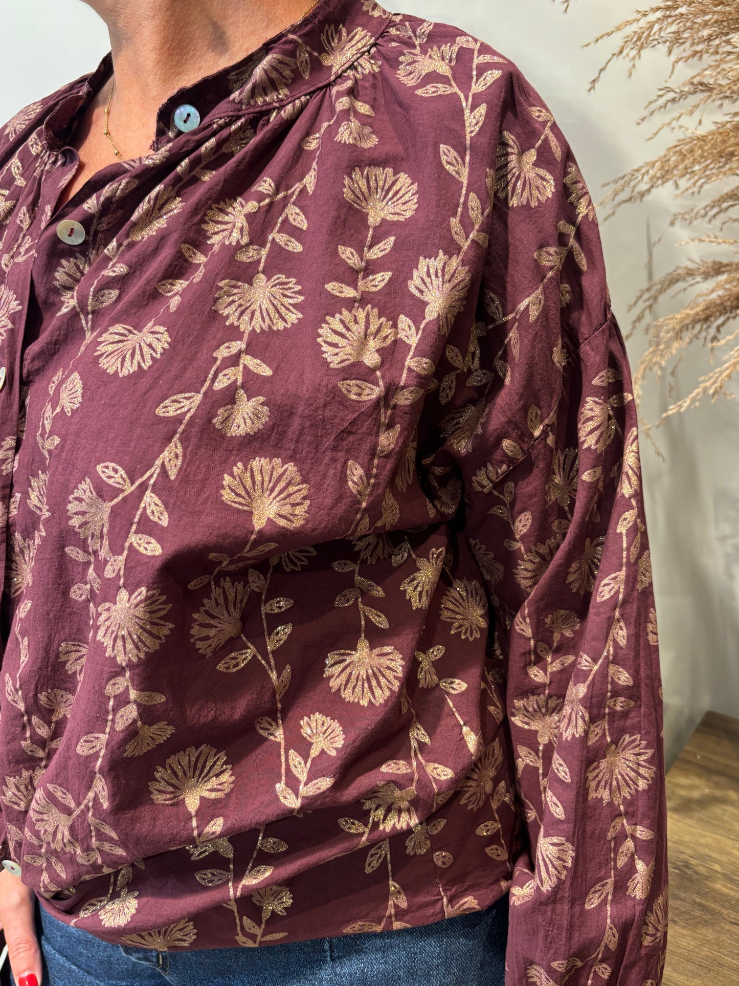 Chemise à détails dorés