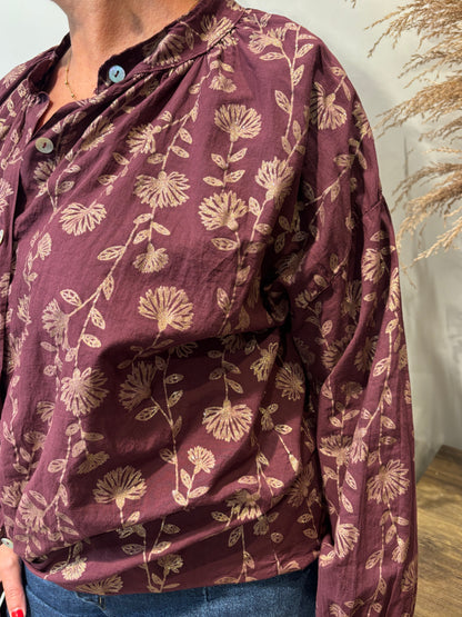 Chemise à détails dorés