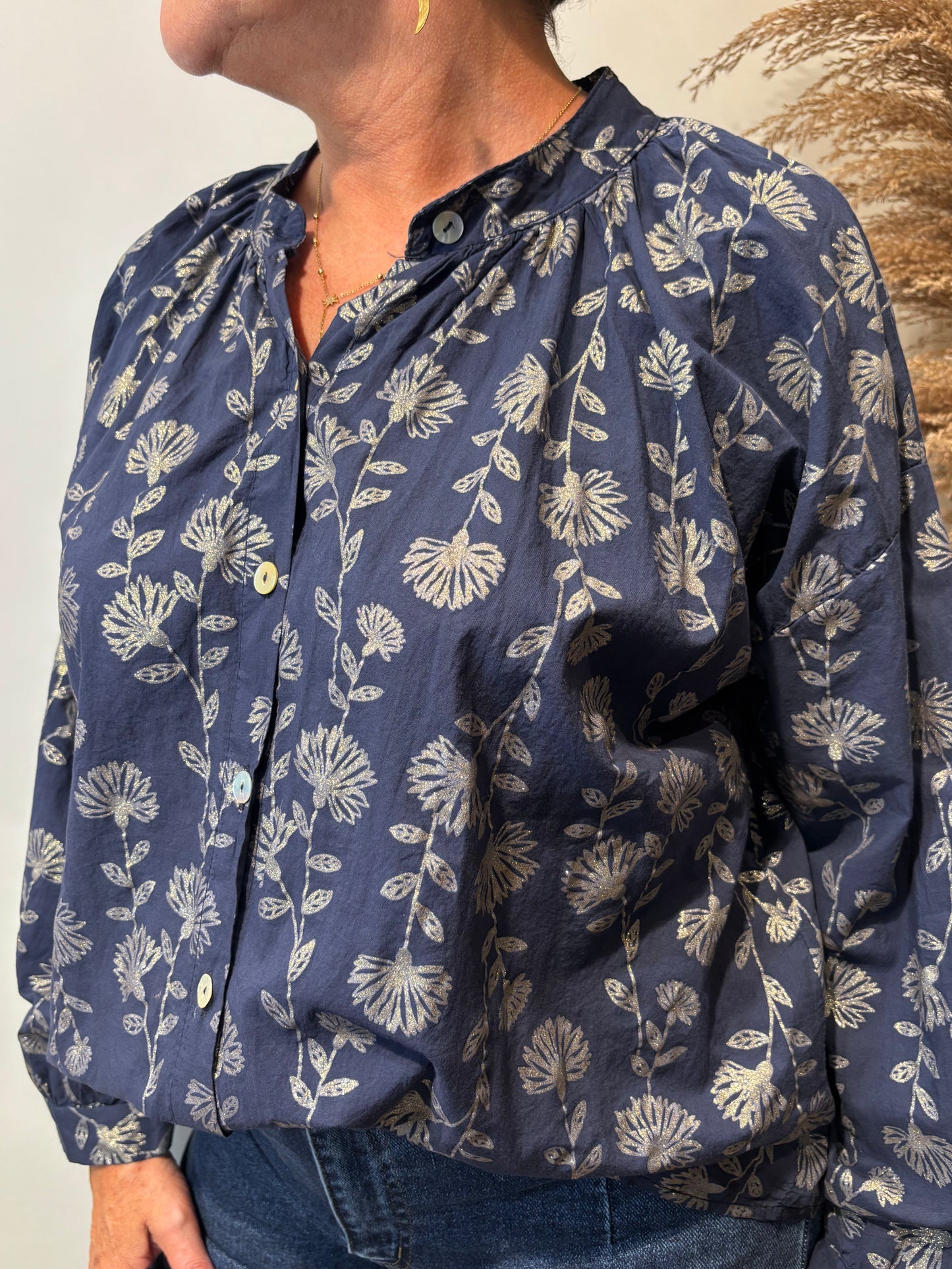 Chemise à détails dorés