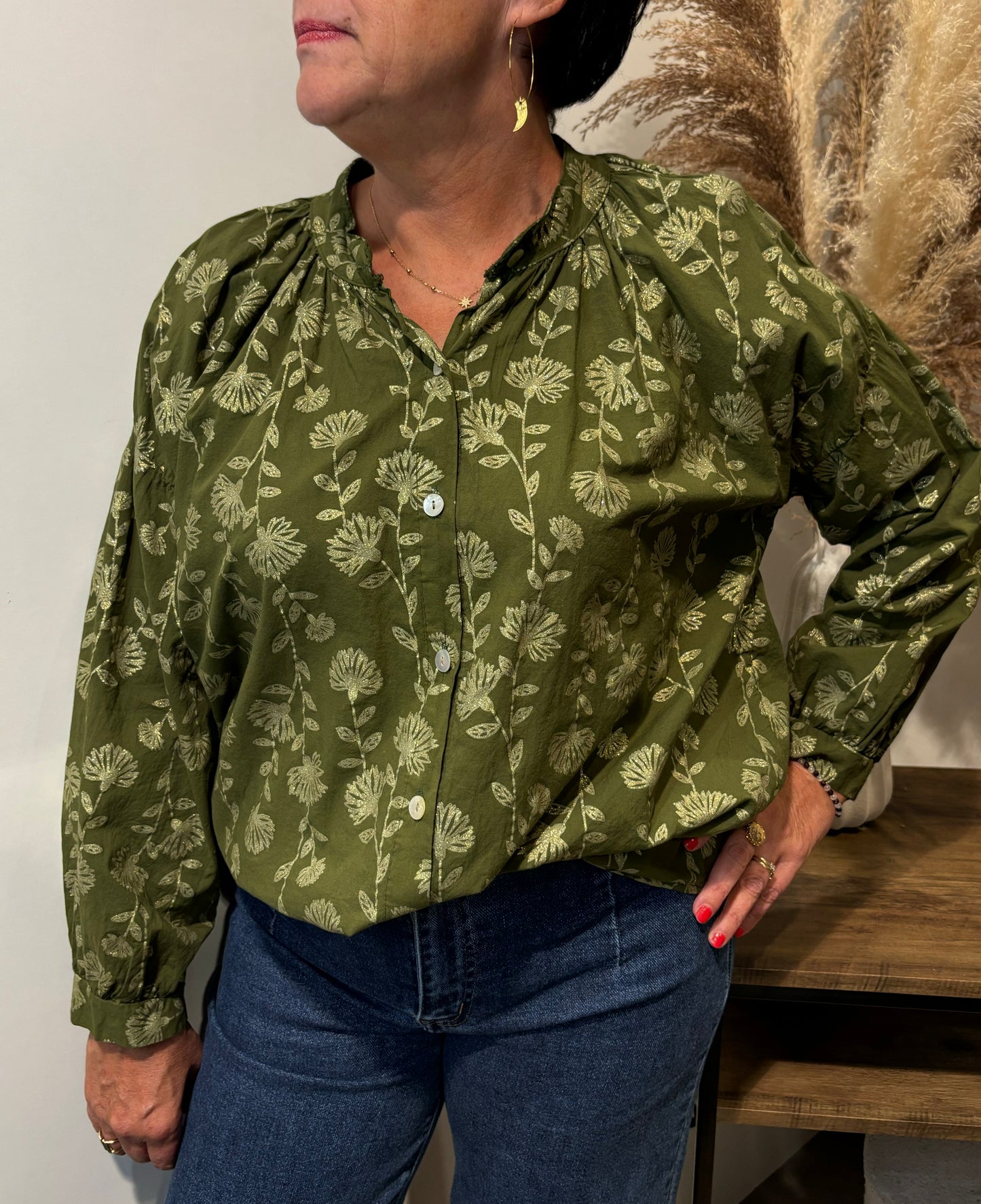 Chemise à détails dorés